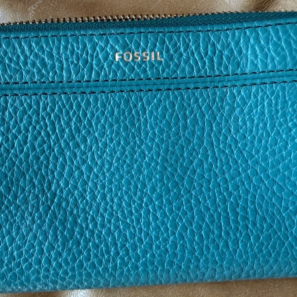 FOSSIL Turquoise Pebbled Leather Wallet with Tassel - Picture 2 of 4